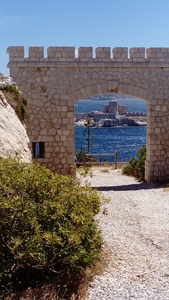 Vue sur le château d'If  depuis les iles du Frioul    Méditerranée   France