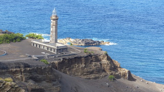 La phare de Capelinhos  sur l'ile d'Horta au Açores avec son premier étage englouti sous les cendres de l'éruption de 1957.
