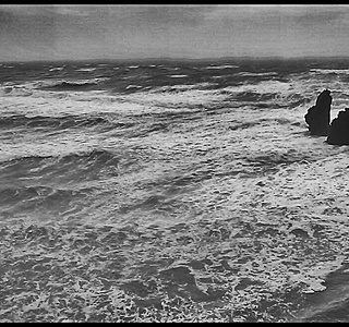 La mer en noir et blanc, rien que la mer, rien que du noir et blanc !